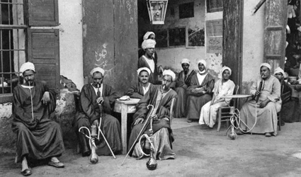 Arabská kavárna v Esna, jižně od Luxoru, Egypt, c1922