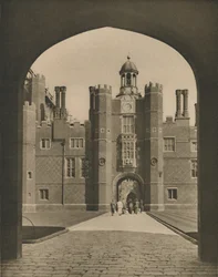 Základní dvůr, první čtyřúhelník paláce Wolseys, c1935.