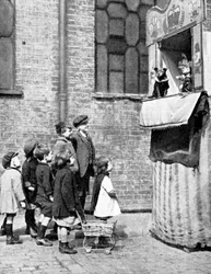 Děti sledující představení Punch and Judy na londýnské ulici, 1936