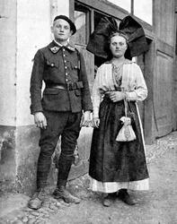 Pár v tradičním oděvu, Alsasko-Lotrinsko, Rýn, 1936.