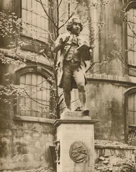 Dr. Johnson na svém podstavci, odkud vidí Fleet Street, c1935.
