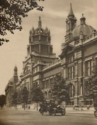 Fasáda Victoria and Albert Museum v Cromwell Road, c1935.