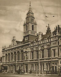 Hammersmith Town Hall z Hammersmith Broadway, c1935.