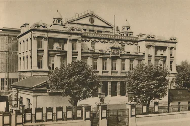 Před Peoples Palace v Mile End Road, c1935.