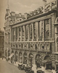 Jižní přední část hotelu Piccadilly, postavený v roce 1908, c1935.