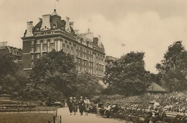 Villiers Street Část Victoria Garden a pohled na hotel Cecil, c1935.