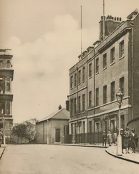 West End of Downing Street, č. 10 a pohled na ministerstvo zahraničí, c1935.