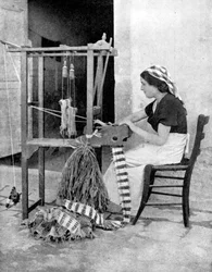 Žena tkající se slámou na ručním stavu, Fiesole, poblíž Florencie, Itálie, 1936