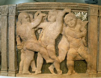 Pergamo del Duomo: hudební andělé. Mramorový basreliéf pro vnější kazatelnu katedrály Prato, Itálie. Socha od Donato di Niccolo Donatello