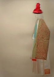 Elegantní postava s červeným kloboukem