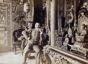 Pierre Loti (1850-1923) francouzský spisovatel, zde doma v Rochefortu, foto Paul Cardon aka Dornac, c. 1892
