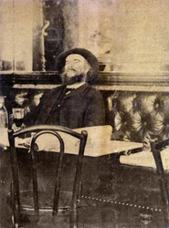 Verlaine v kávě, pije pelyněk