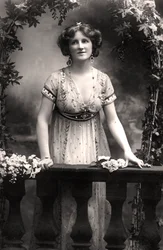 Nina Sevening, herečka, 1900.