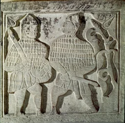 Seljukide Art (Seljukide nebo Saljuqide): nízký reliéf představující dva válečníky. Z Konya, Turecko. 13. století. Muzeum tureckého islámského umění, Istanbul