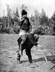 Finové hrající Kyykkä, národní hru, 1936