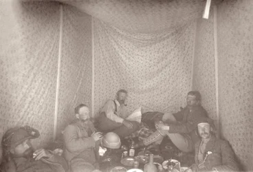 Členové expedice Arabah Survey ve svém stanu, 1883