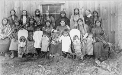 Kate McBeth († 1915) s ženami Nez Perce Womens Sewing Society