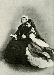 Její Veličenstvo s princeznou Beatrice, duben 1871, c1897.