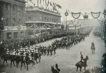 Námořní kontingent překračující London Bridge do Southwarku, Londýn, 1897.