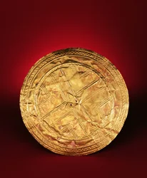 Disk pravděpodobně používaný jako brož, z Tedavnetu, hrabství Monaghan, 2200-2000 př. n. l. (zlato)