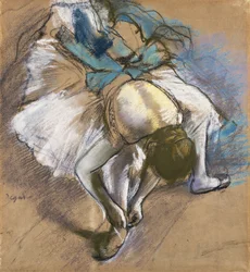 Tanečnice si obouvá boty; tanečnice si zavazuje střevíc, kolem 1880-1885