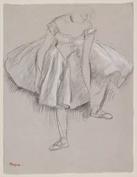 Tanečnice si upravuje pantofle, počátek 80. let 19. století (uhl a pastel na papíře)