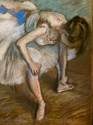 Sedící tanečnice masírující chodidlo (detail). 1881-1883. Pastel na hnědém papíru lepí na karton.