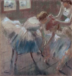 Tři tanečníci se připravují na hodinu, kolem roku 1880 (pastel na žlutohnědém tkaném papíře)