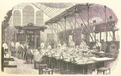 Stříbrníci při práci v továrně na příbory Christophle v Paříži, hospoda. 1875.