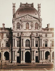 Pavilon Richelieu v Louvru (černobílá fotografie)