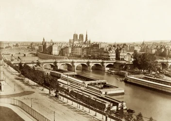 Seina s mosty, vzadu Notre-Dame de Paris