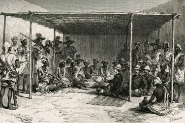 Podepsání smlouvy, která dne 25. dubna 1880 umístila zemi Kita (bývalý francouzský Súdán, dnešní Mali) pod protektorát Francie, mezi velitelem Josephem Gallienim (1849-1916) a Tokontanem Keitou. Rytina Riou, podle náčrtu au