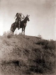 Absaroke Warrior on Horseback od Edwarda S. Curtise, kolem roku 1910 (stříbrný tisk)