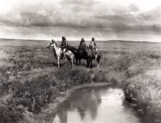 Tři náčelníci amerických indiánů, cca 1900 (hlubotisk) (černobílá fotografie)