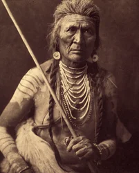 Wolf, Indián Apsaroke (Wolf - Apsaroke také někdy psáno Absaroke) Fotografie převzata ze 4. dílu encyklopedie Edwarda S. Curtise (1868-1952) o Indiánech Severní Ameriky, s předmluvou Theodora Roosevelta. V letech 1907 až 1930, 2