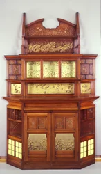 Harmony in Yellow and Gold: The Butterfly Cabinet, 1877-78 (olej na mahagonu se žlutým obkladem, mosaznými lištami a sklem)