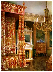 Postel Queen Annes, komoda na stojanu a dřevěný svícen, 1910.