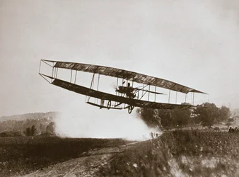 Americký letec Glenn Curtiss uskutečnil první let těžší než vzduch ve svém „červnovém brouku“ v roce 1908