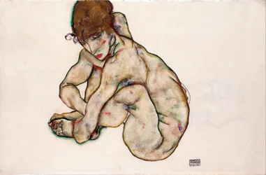 Krčící se nahá dívka - Schiele, Egon (1890-1918) - 1914 - Černá křída, Kvaš na papíře - 31,5x48,2 - Leopold Museum, Vídeň