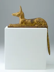 Anubis ve formě ležícího šakala, 26.-25. dynastie, pozdní období, 715-525 př.nl (dřevo s gessem a zlacením)