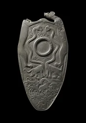 Obřadní paleta se zásobníkem na roztírání barvy na oči, obklopená vyřezávanými zvířaty, z hlavního naleziště, Hierakonpolis, Egypt, asi 3000 př. n. l. (břidlice)