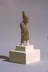 Postava krále s bílou korunou Horního Egypta a pláštěm Sed-festivalu, z chrámu Osiris, Abydos, rané dynastické období, asi 3000 př.nl (viz také 23814)