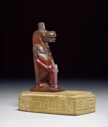 Hroší bohyně Taueret, držící cop ze svinutého papyru, který tvoří ochranný hieroglyfický znak „sa“, pravděpodobně pozdní období, cca 664-332 př.nl (fajáns)