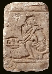 Reliéf muže sedícího vedle stolu, období Amarna (vápenec)