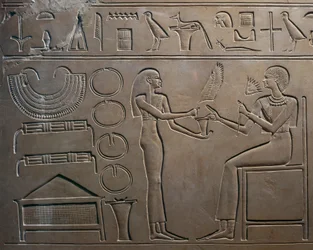 Yksityiskohta helpotuksesta, jossa palvelija näyttää jalokiviä kuningattarelle, kuningatar Kawitin sarkofagista, Mentuhotep II:n temppelistä, Deir el Baharista, Egyptistä