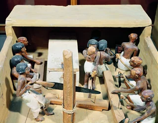 Pohřební model tesařské dílny z hrobky Meketreho, Údolí šlechticů, Střední říše, kolem roku 2000 př. n. l.
