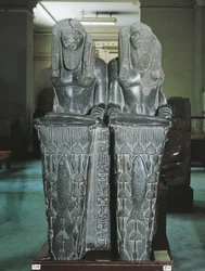 Dvojitá socha Amenemhata jako nilského boha z Tanis