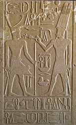 Egyptský starověk: hieroglyf zobrazující Sesostris I. přebírající z rukou Amona RA symboly života a zdraví - bílá kaple faraona Sesostris I. (1962-1928 př. n. l.) 12. dynastie, svatyně postavená k poctě bohu Amonovi - muzeum pod širým nebem Ka