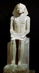 Egyptská antika: vápencová socha faraona Amenemheta (Amenemhata) III. 12. dynastie. 1910 př. n. l. Z Hawary. Rozměry: 160 cm. Káhira, Egyptské muzeum