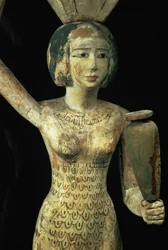 Nositelka obětí nesoucí v ruce vázu s vodou a na hlavě nádobu, egyptská, Střední říše, kolem 1950 př. n. l. (štukované a malované fíkové dřevo) (detail 93791)